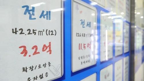정부가 주택 매매거래처럼 전월세 거래도 실거래 신고를 의무화하는 방안을 추진한다. 과세 범위가 확대되는 만큼 파장이 클 것으로 예상된다. 서울 송파구의 한 공인중개업소 전경.<연합뉴스>